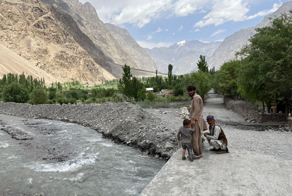 Zdjęcie ludzi nad strumykiem zrobione w regionie Gilgit-Baltistan w Pakistanie autorstwa Anny Wilanowskiej