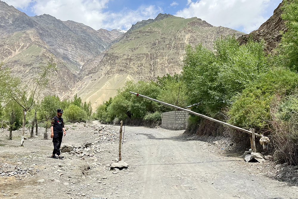 Zdjęcie szlabanu zrobione w regionie Gilgit-Baltistan w Pakistanie autorstwa Anny Wilanowskiej