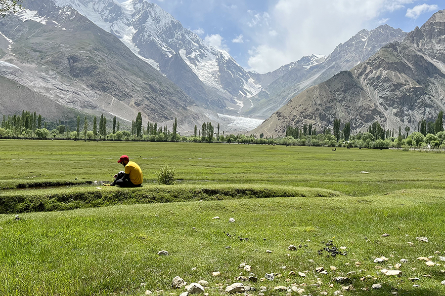 Zdjęcie człowieka na tle gór zrobione w regionie Gilgit-Baltistan w Pakistanie autorstwa Anny Wilanowskiej