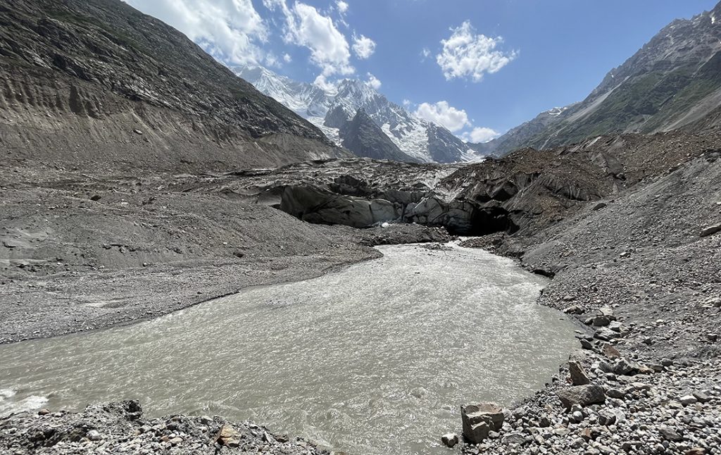 Zdjęcie jeziora lodowcowego zrobione w regionie Gilgit-Baltistan w Pakistanie autorstwa Anny Wilanowskiej