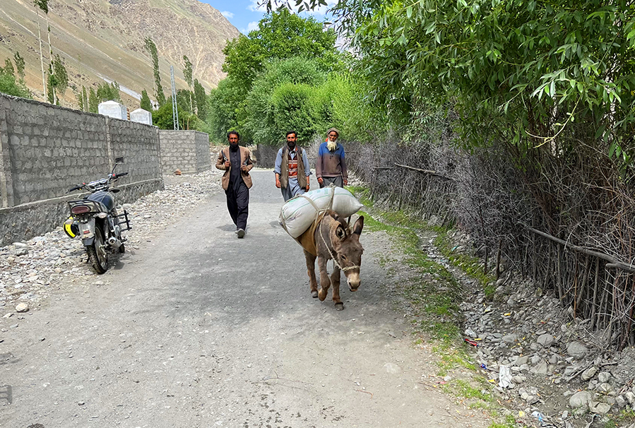 Zdjęcie ludzi i osiołka zrobione w regionie Gilgit-Baltistan w Pakistanie autorstwa Anny Wilanowskiej