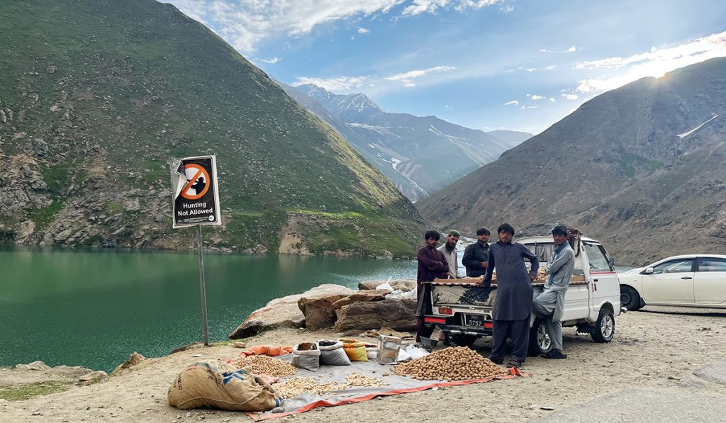 Zdjęcie jeziora i sprzedawców zrobione w regionie Gilgit-Baltistan w Pakistanie autorstwa Anny Wilanowskiej