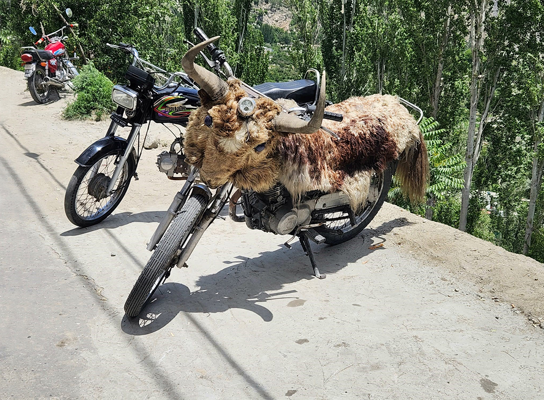 Zdjęcie motocykli zrobione w regionie Gilgit-Baltistan w Pakistanie autorstwa Anny Wilanowskiej