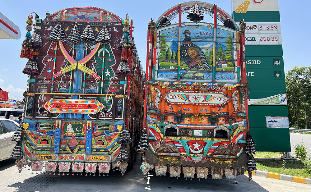 Zdjęcie pakistańskich, kolorowych ciężarówek zrobione w regionie Gilgit-Baltistan w Pakistanie autorstwa Anny Wilanowskiej