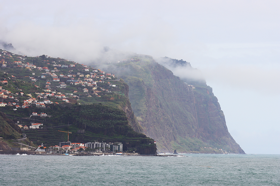 Fotografia gór we mgle i wody zrobiona na Maderze, autorstwa Ani Wilanowskiej