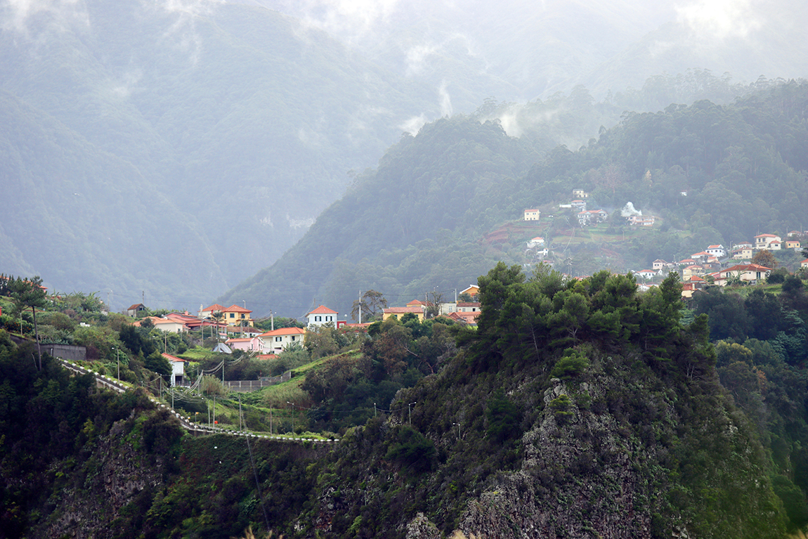 Fotografia miasteczka i gór zrobiona na Maderze, autorstwa Ani Wilanowskiej