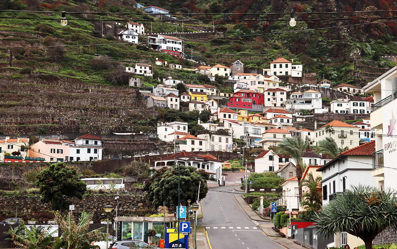 Fotografia miasteczka w górach zrobiona na Maderze, autorstwa Ani Wilanowskiej