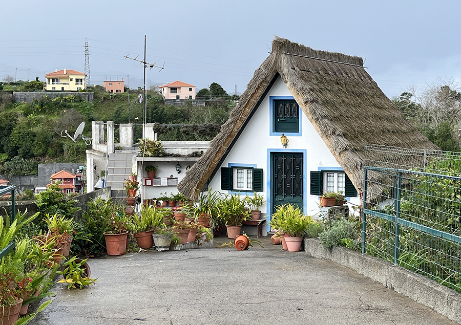 Fotografia tradycyjnych domków zrobiona na Maderze, autorstwa Ani Wilanowskiej