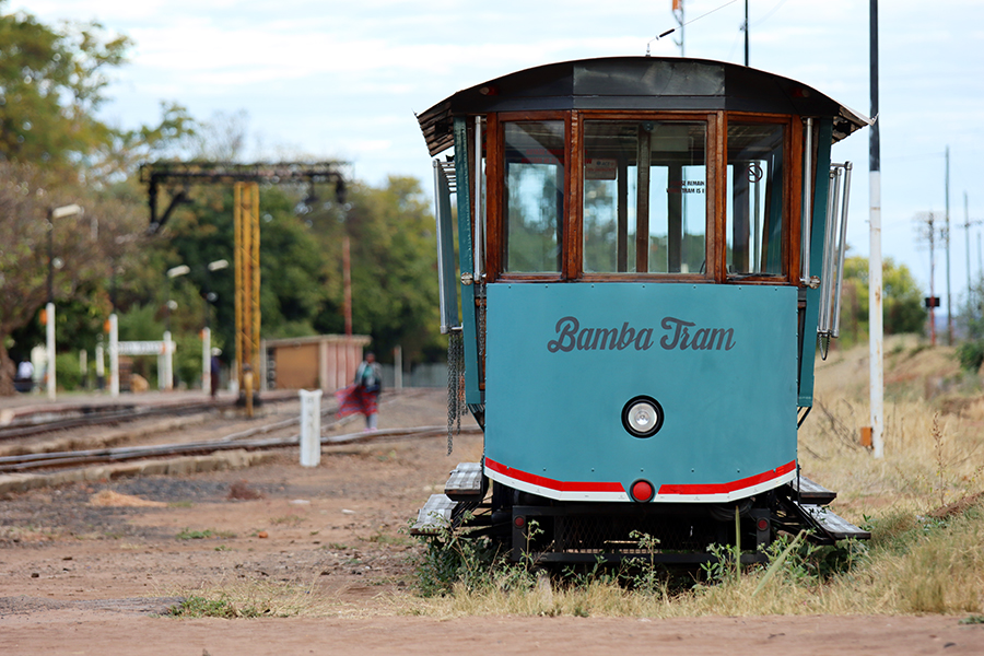 Fotografia Bamba Tram, zrobiona w Zimbabwe w Victoria Falls, autorstwa Ani Wilanowskiej