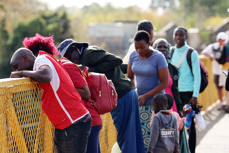 Fotografia ludzi na moście przed granicą z Zambią, zrobiona w Zimbabwe, autorstwa Ani Wilanowskiej