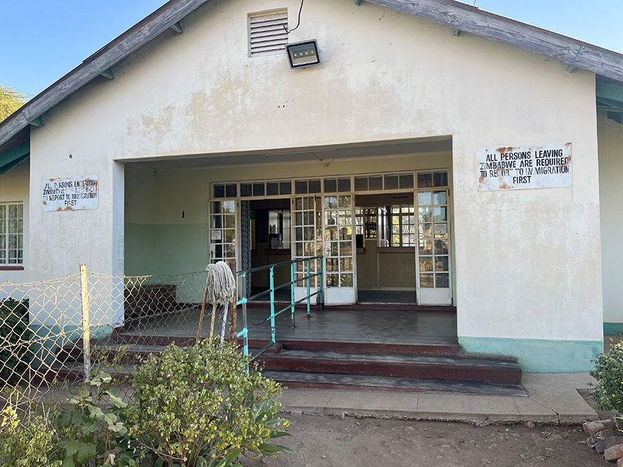 Fotografia przejścia granicznego pomiędzy Zimbabwe i Botswaną, autorstwa Ani Wilanowskiej