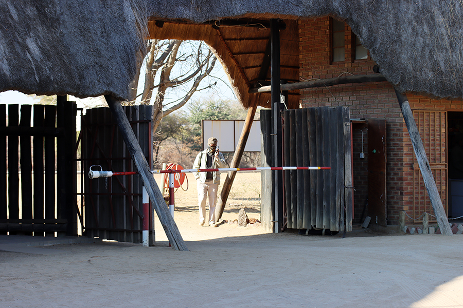 Fotografia budynku w Khama Rhino Sanctuary w Botswanie, autorstwa Ani Wilanowskiej