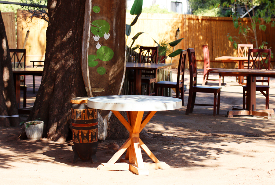 Fotografia restauracji na kempingu Chobe w Botswanie, autorstwa Ani Wilanowskiej