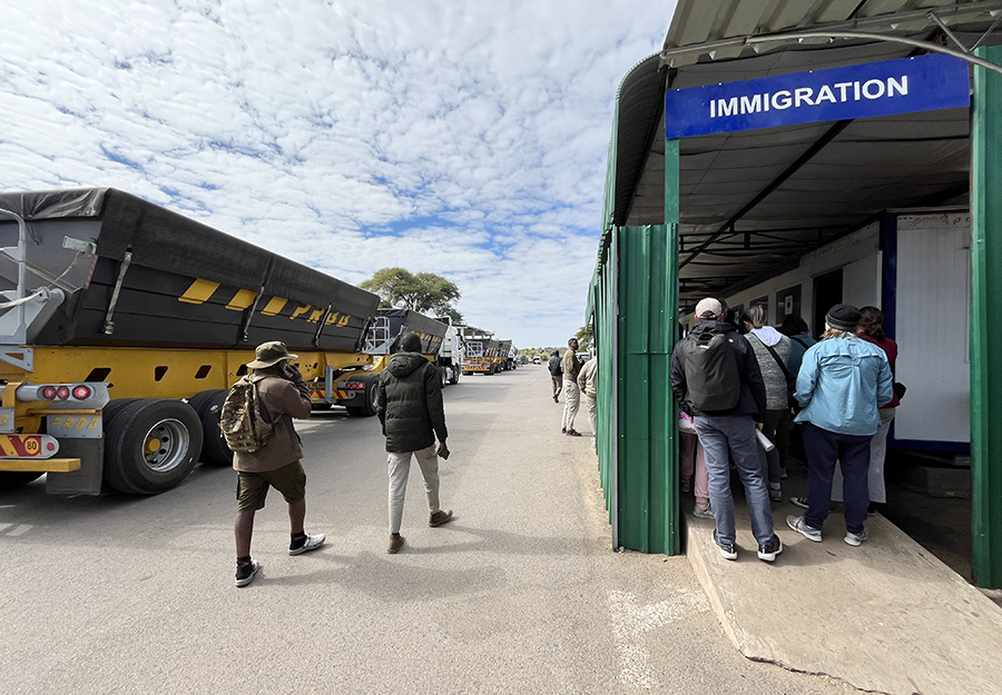 Fotografia przejścia granicznego z Zimbabwe w Botswanie, autorstwa Ani Wilanowskiej
