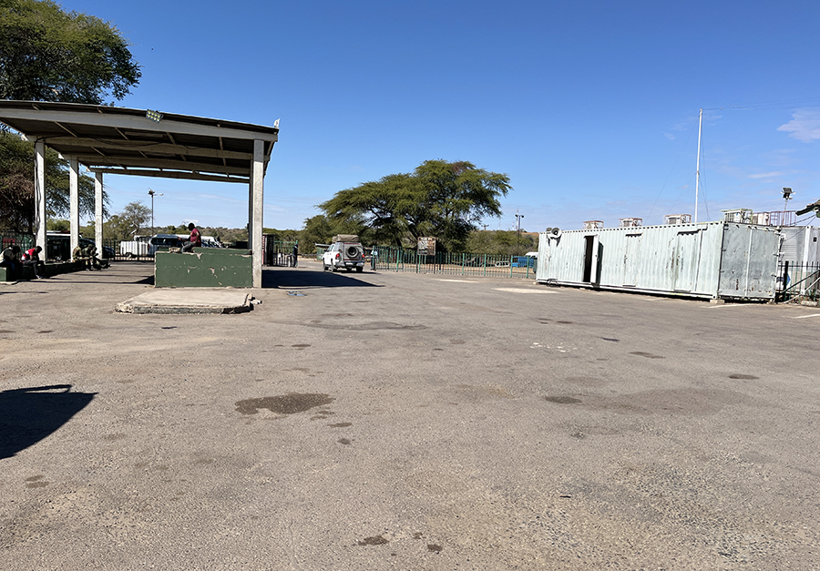 Fotografia przejścia granicznego z Zimbabwe w Botswanie, autorstwa Ani Wilanowskiej