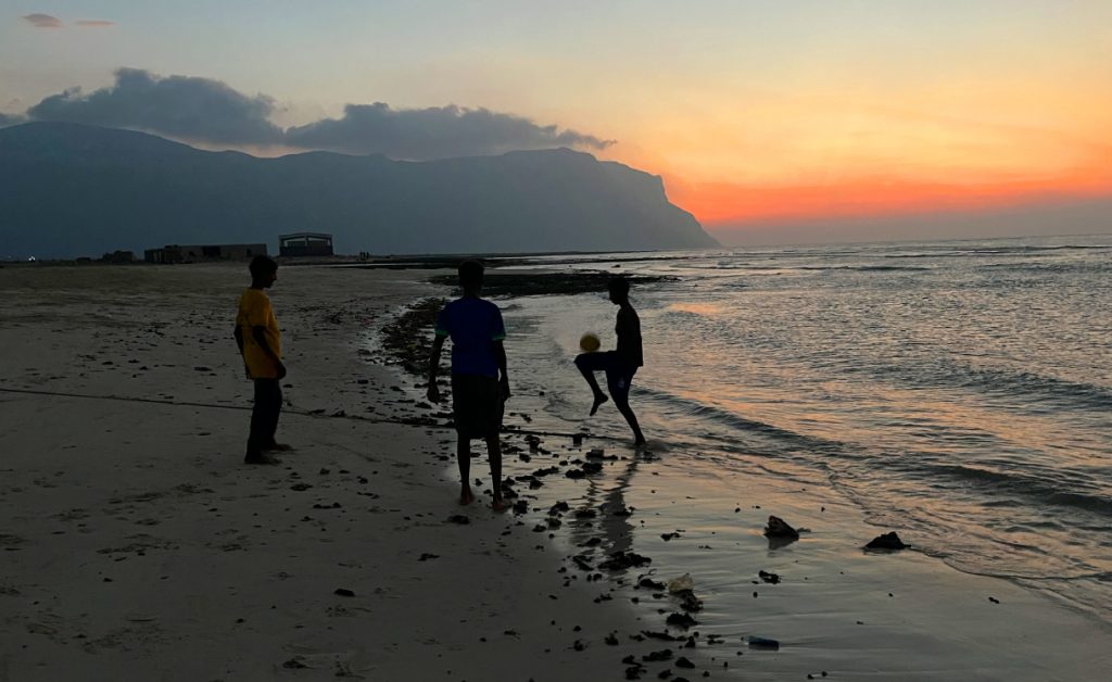 Fotografia dzieci bawiących się na plaży o zachodzie słońca na wyspie Sokotra, autorstwa Ani Wilanowskiej