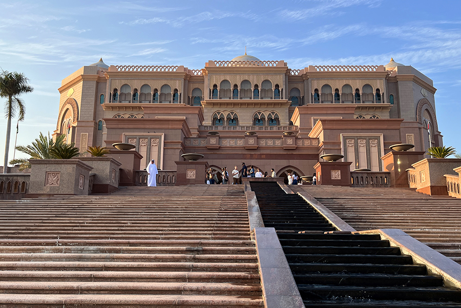 Fotografia budynku w Abu Dhabi, autorstwa Ani Wilanowskiej